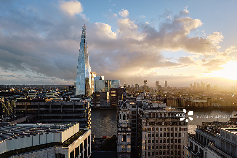 日落时伦敦城市天际线和碎片大厦的高架景观图片素材