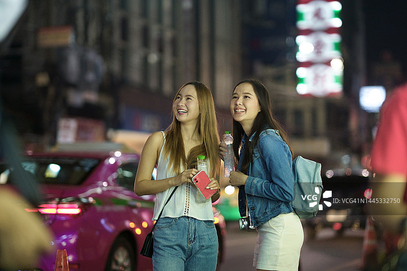 亚洲女游客在中国城街市上散步图片素材