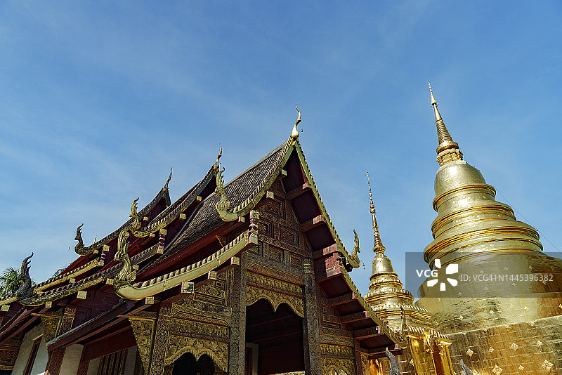 美丽的金塔在Wat Phra Singh Woramahawihan寺庙东南亚建筑风格在泰国清迈省图片素材