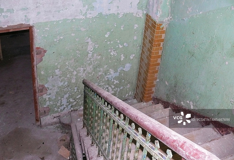 废弃建筑的死角楼梯图片素材