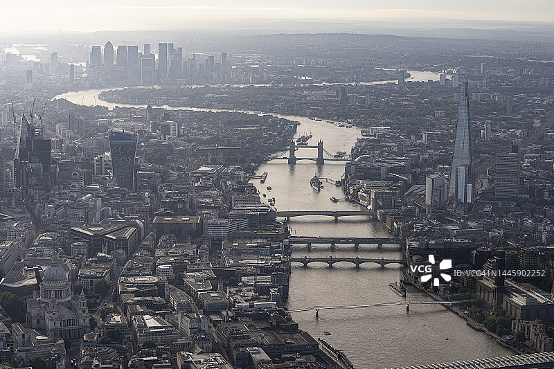 鸟瞰图飞越英国伦敦，城市天际线清晨光，日出图片素材
