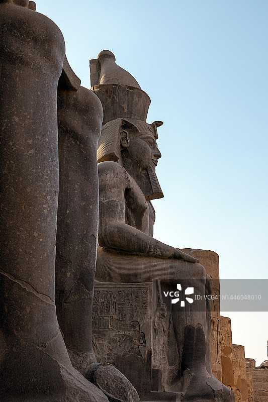 埃及卢克索神庙的拉美西斯二世巨像图片素材
