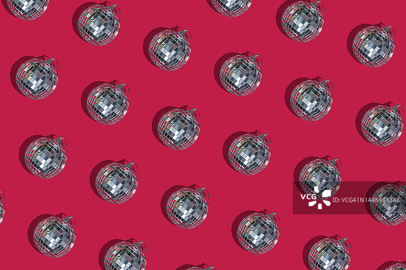 银色迪斯科球图案在Viva品红色的背景。节日圣诞布局展示时尚色彩2023。圣诞晚会平铺，俯视图图片素材