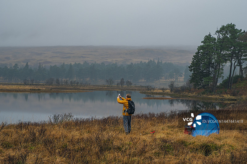 一名成年男子在苏格兰的一个湖边露营时，用智能手机拍下了美丽的雾霭景色。图片素材