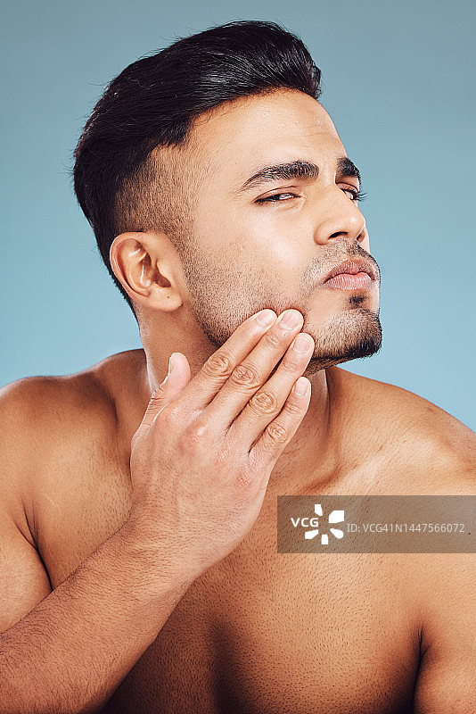 皮肤护理，皮肤科和模特检查痤疮，清洁胡须或丘疹在面部清洁例行。美容保健，水疗保健和美容男子与自我护理治疗图片素材