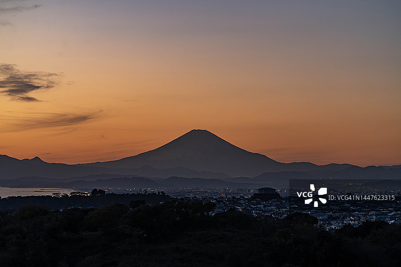 日本神奈川的富士山和海边的住宅区图片素材
