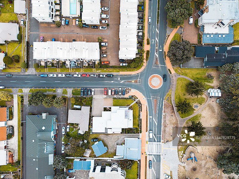 郊区交通的俯视图。图片素材