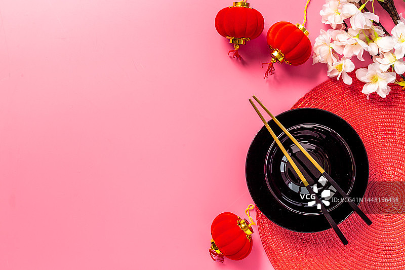 春节用红竹席为餐桌的地方设置图片素材