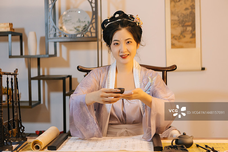 一位亚洲汉服美女在家喝茶图片素材