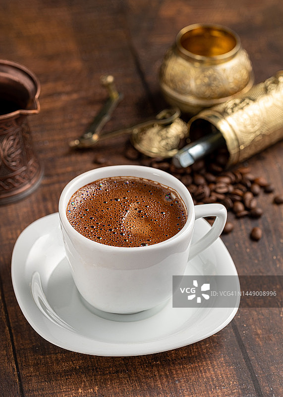 土耳其咖啡在经典咖啡杯与水和土耳其软糖在木桌上图片素材