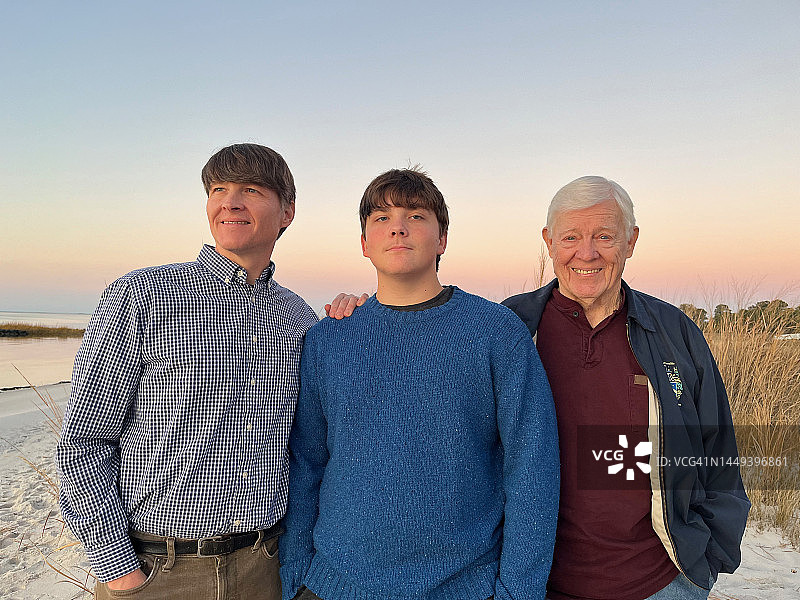 三代人聚在一起看感恩节的日落。丹吉尔的声音。东部海岸。切萨皮克湾。图片素材