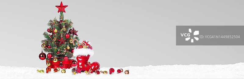 圣诞树装饰在冬季的背景。图片素材