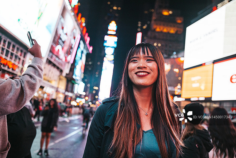 一名女子在纽约时代广场享受夜晚图片素材