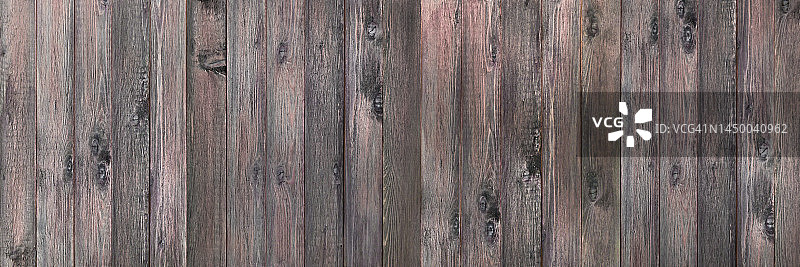 深色木墙。由天然木板制成的宽横幅。图片素材