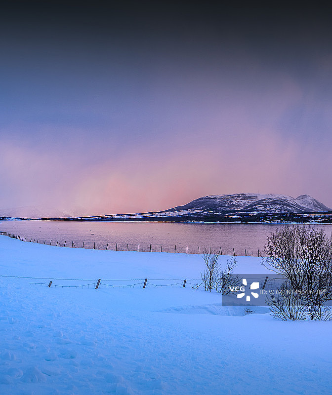 挪威北极的林根地区和冬末降雪。图片素材