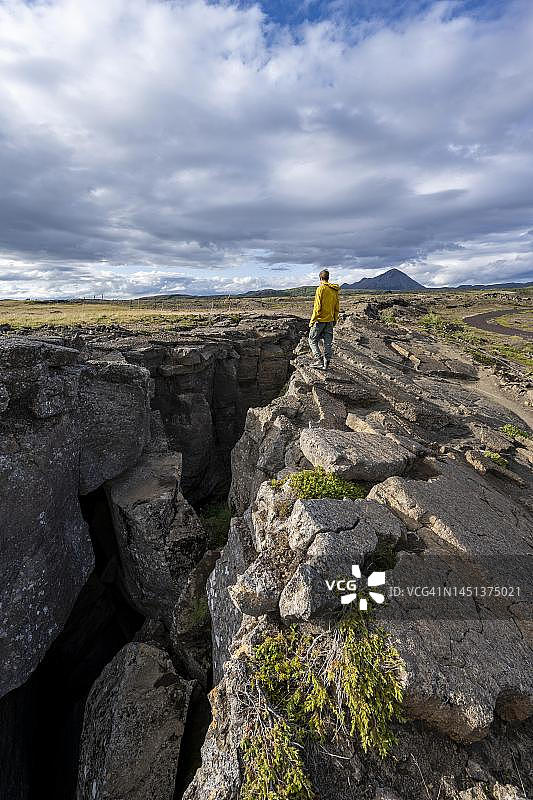 游客在裂缝，Grjotagja, Myvatn，冰岛图片素材