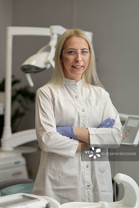 医生站在现代牙科诊所的肖像图片素材