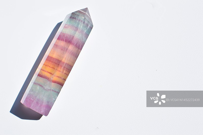 水晶治疗彩虹萤石水晶塔图片素材
