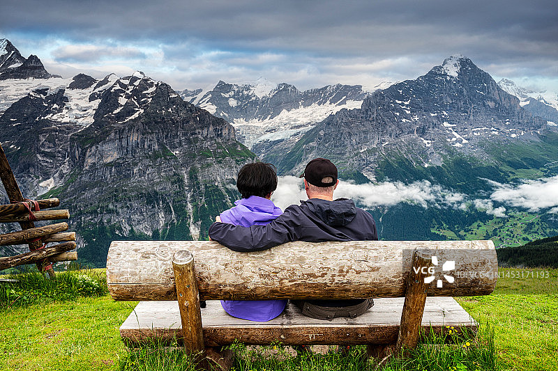 一对老年夫妇在瑞士阿尔卑斯山徒步旅行图片素材