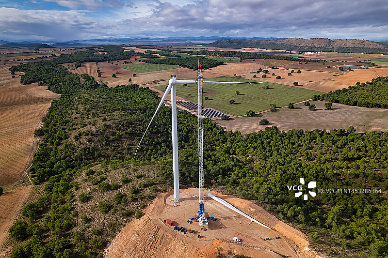 工人的鸟瞰图安装转子叶片上的风力发电机在建设中的风力发电场，可再生能源，风能图片素材