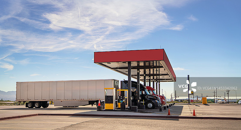 美国德克萨斯州，半卡车在加油站加油图片素材