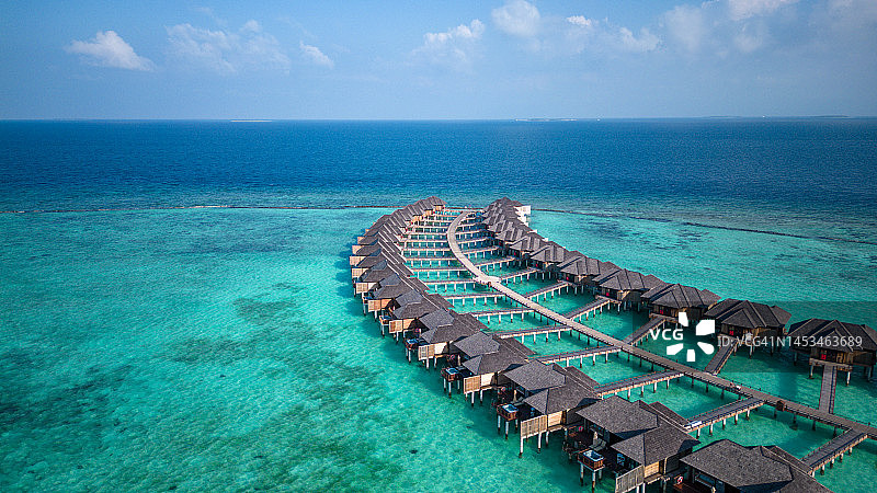 马尔代夫岛水上别墅平房在绿松石酒店度假湖与鸟瞰图片素材