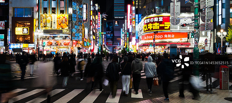 东京新宿歌舞伎町哥斯拉街的夜景日本人全景，亚洲旅行者穿越马路，汽车交通运输。亚洲旅游旅游，日本交通图片素材