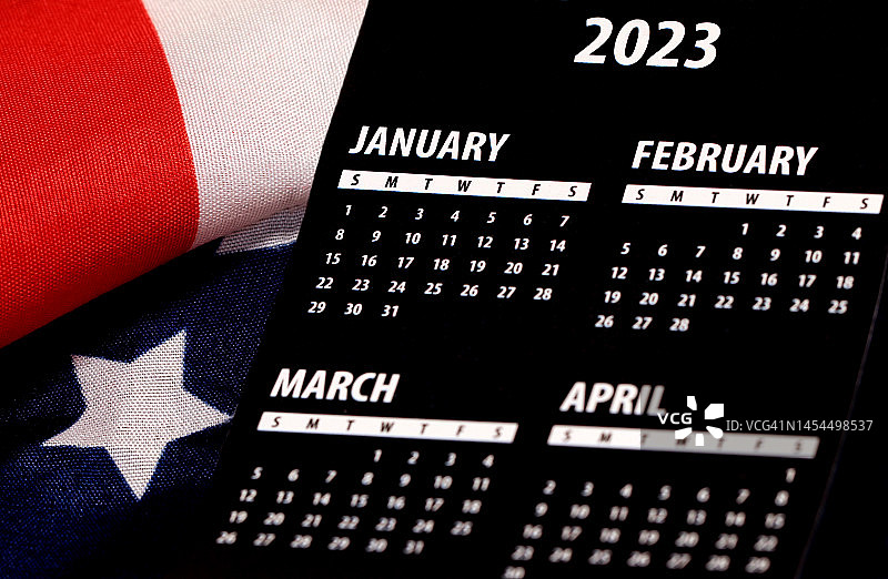 2023年日历的特写，背景是美国国旗图片素材