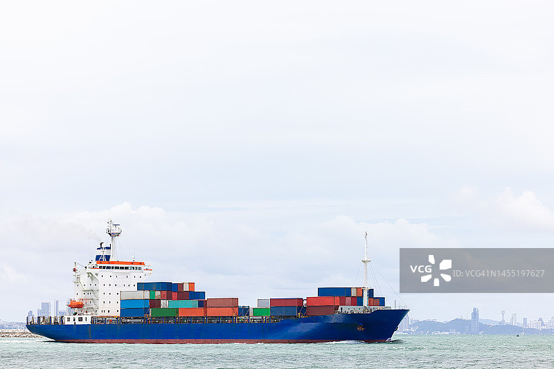 集装箱船舶在全球范围内，包括亚太地区和欧洲地区，运输进出口货物，提供海上集装箱船舶货物物流运输的业务和行业服务图片素材