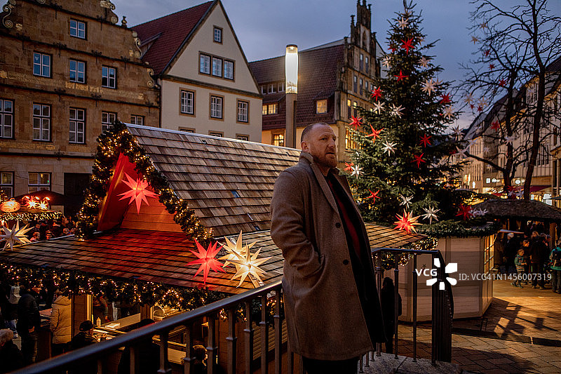 英俊的红发男子在德国圣诞市场图片素材