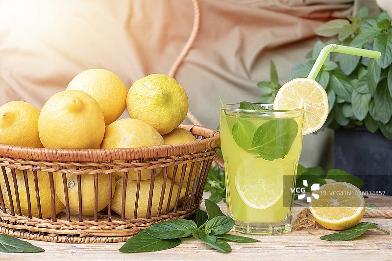 新鲜柠檬水和柠檬木背景图片素材