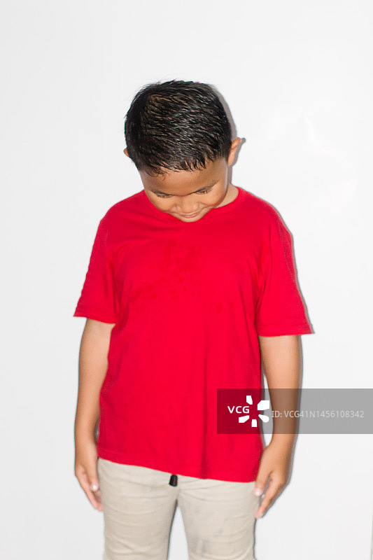 肖像亚洲男孩穿着休闲衬衫在孤立的白色背景图片素材