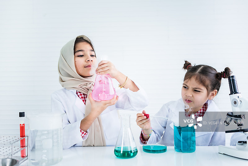 小女孩们在教室里做科学实验图片素材
