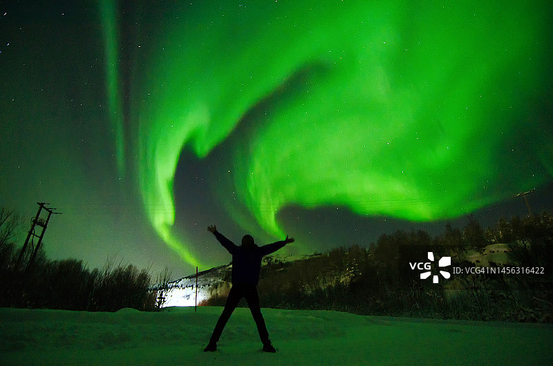 挪威罗弗敦的北极光和男人的剪影图片素材