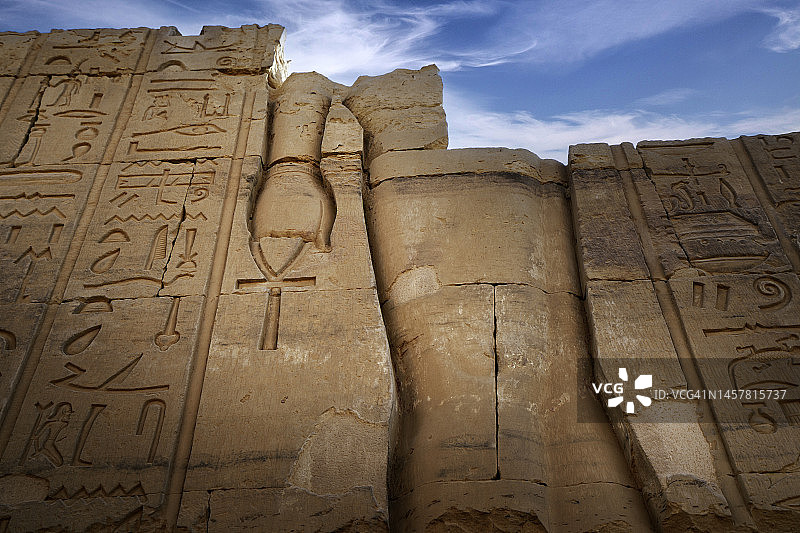 埃及神和女神的沙石雕刻在kom ombo神庙位于埃及北部阿斯旺市图片素材