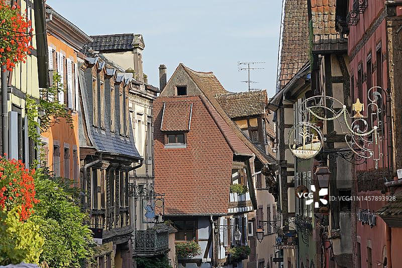 法国阿尔萨斯省Riquewihr历史老城中色彩鲜艳的半木结构房屋图片素材