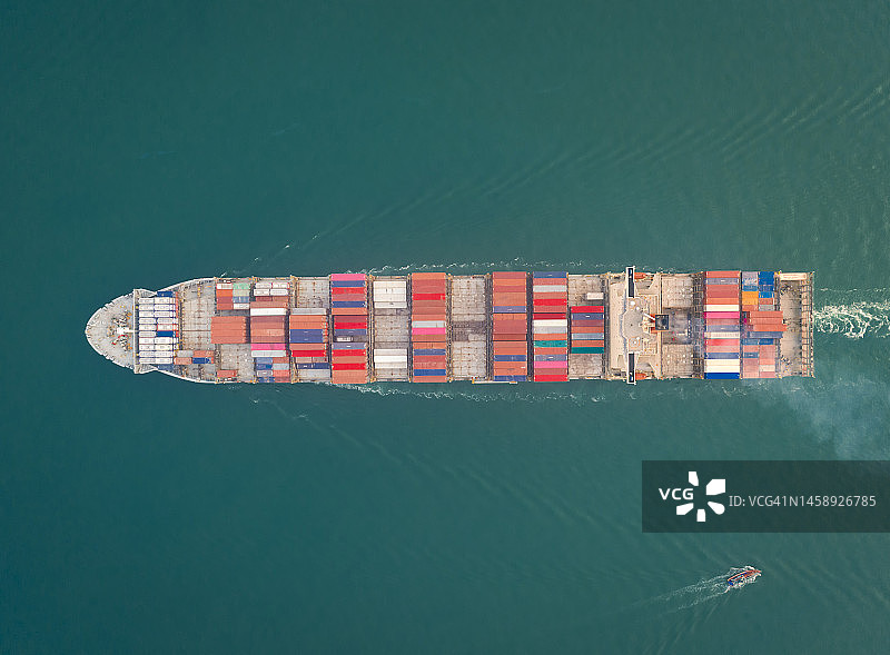 集装箱货船鸟瞰图集装箱货船满载集装箱适用于企业物流、进出口、海运或货运。图片素材