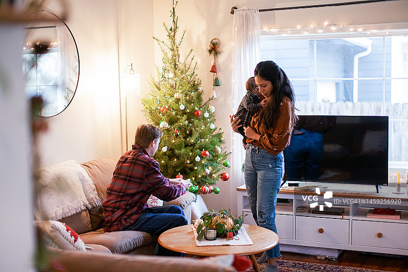 家庭和两个孩子装饰圣诞树图片素材