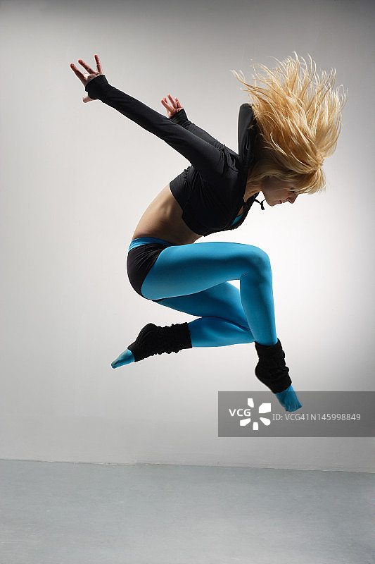 一个女舞者跳向空中图片素材