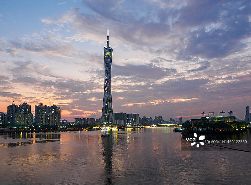 珠江和广州塔，广州天际线夜景图片素材