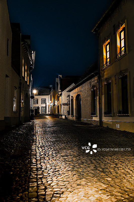 夜晚，城市建筑中空荡荡的小巷图片素材