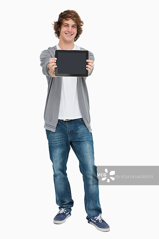 一名男学生正在展示触摸板屏幕图片素材