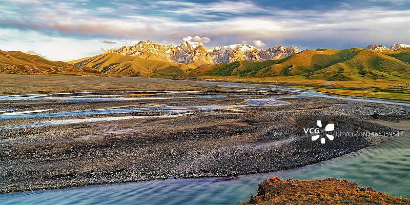 在吉尔吉斯斯坦纳林省的库伦杜克山谷，中央天山和冰川河上的日落图片素材