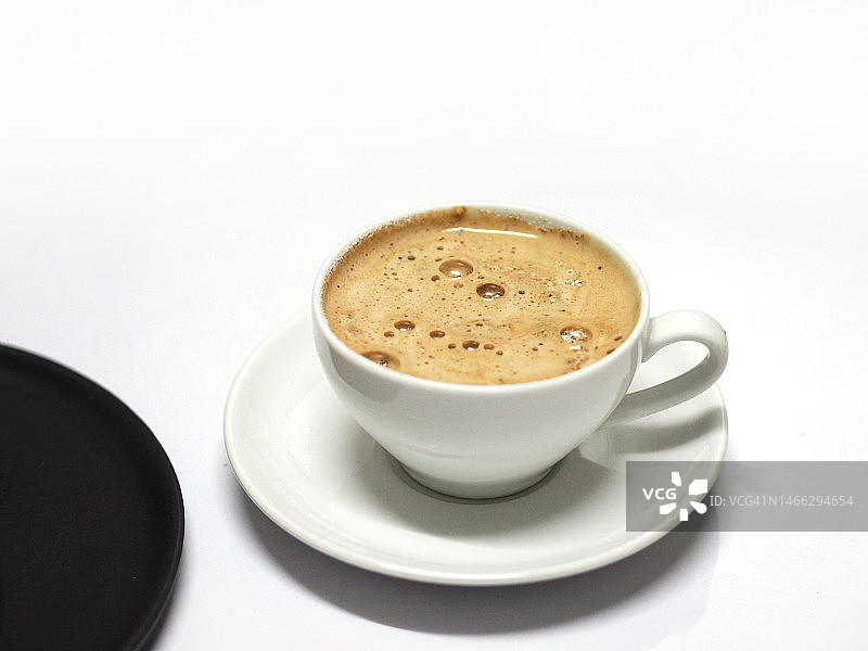 热咖啡在白色的杯子，白色的背景图片素材