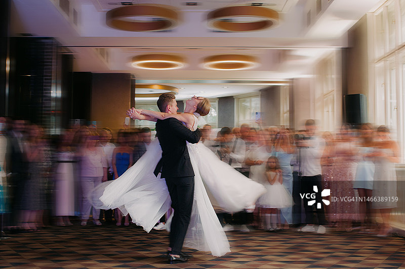 幸福的新婚夫妇在宾客面前翩翩起舞图片素材