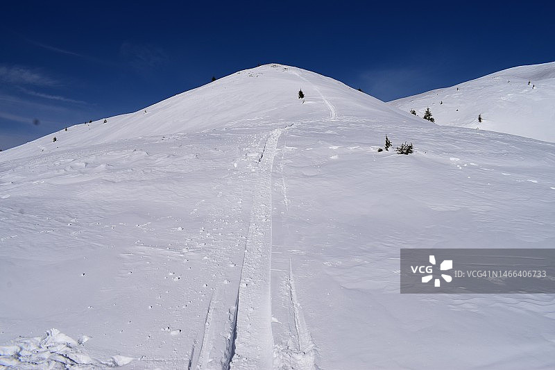 罗马尼亚，普拉乌尔·布吉，人们在白雪皑皑的山上滑雪图片素材