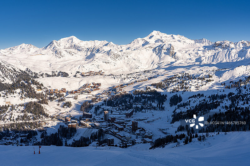 阳光明媚的日子里，法国阿尔卑斯山滑雪胜地La Plagne的风景图片素材