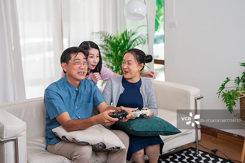 一家人在家里玩游戏图片素材