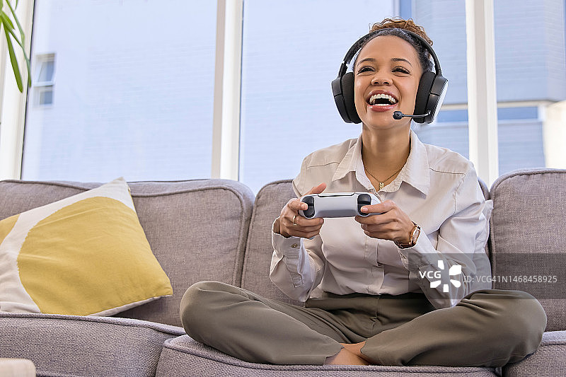 视频游戏，游戏和黑人妇女在沙发上进行在线电子竞技比赛，获胜和有趣的直播。专业的游戏玩家，带着耳机，技术控制台，乐于虚拟挑战图片素材