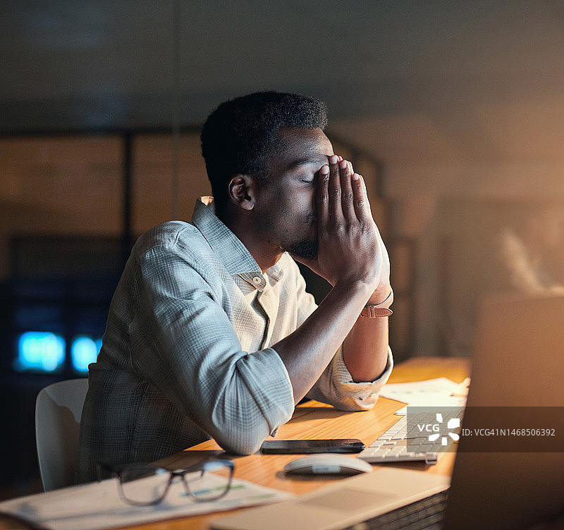 抑郁，夜间或黑人头痛在办公室的电脑404故障，编码焦虑或心理健康。悲伤，疲惫或开发人员在编程压力，工作倦怠或软件失败图片素材